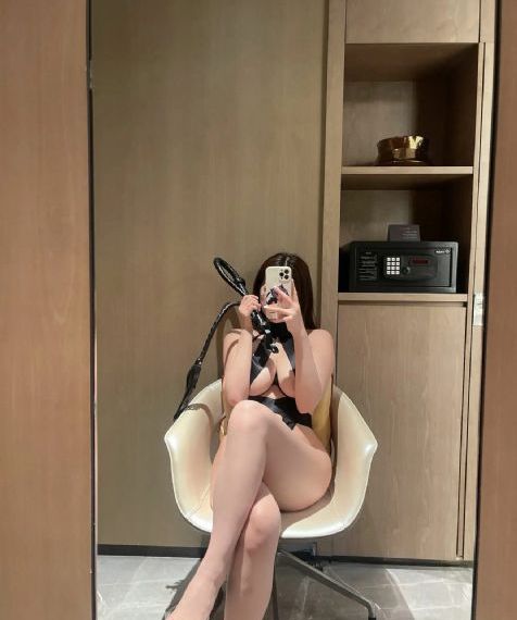 女人扒开给男生摸打扑克_BD国语电影免费在线